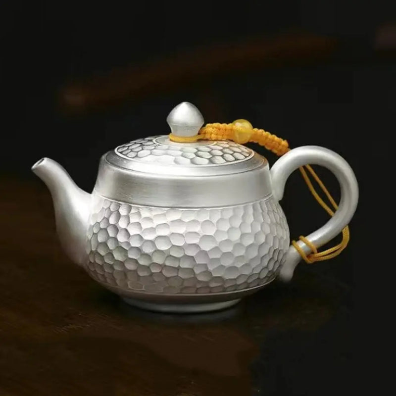 https://yeechop.com/products/gilt-s999-silver-handmade-teapot-set?_pos=1&_sid=0fa3fb2ef&_ss=r&variant=41952582041764