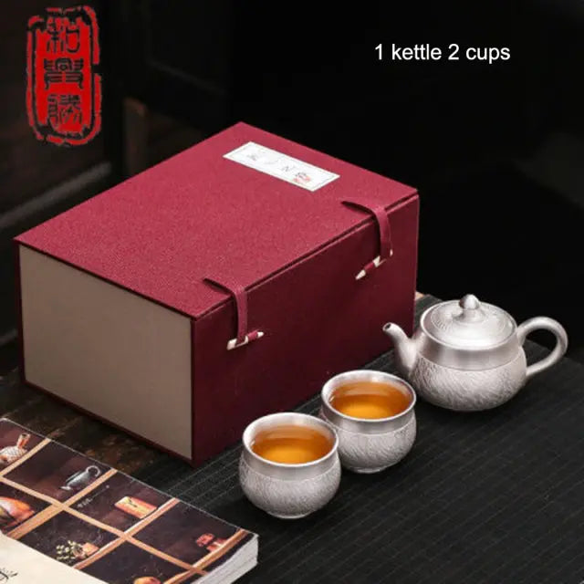 https://yeechop.com/products/gilt-s999-silver-handmade-teapot-set?_pos=1&_sid=0fa3fb2ef&_ss=r&variant=41952582041764