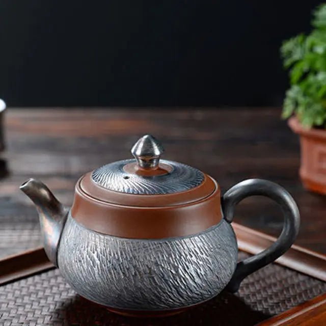 https://yeechop.com/products/gilt-s999-silver-handmade-teapot-set?_pos=1&_sid=0fa3fb2ef&_ss=r&variant=41952582041764