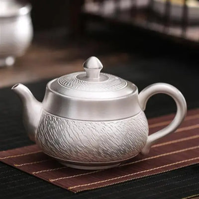 https://yeechop.com/products/gilt-s999-silver-handmade-teapot-set?_pos=1&_sid=0fa3fb2ef&_ss=r&variant=41952582041764