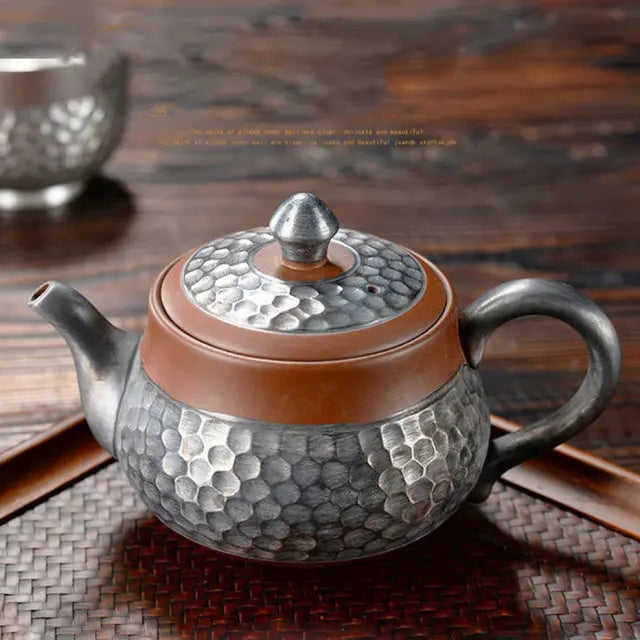 https://yeechop.com/products/gilt-s999-silver-handmade-teapot-set?_pos=1&_sid=0fa3fb2ef&_ss=r&variant=41952582041764