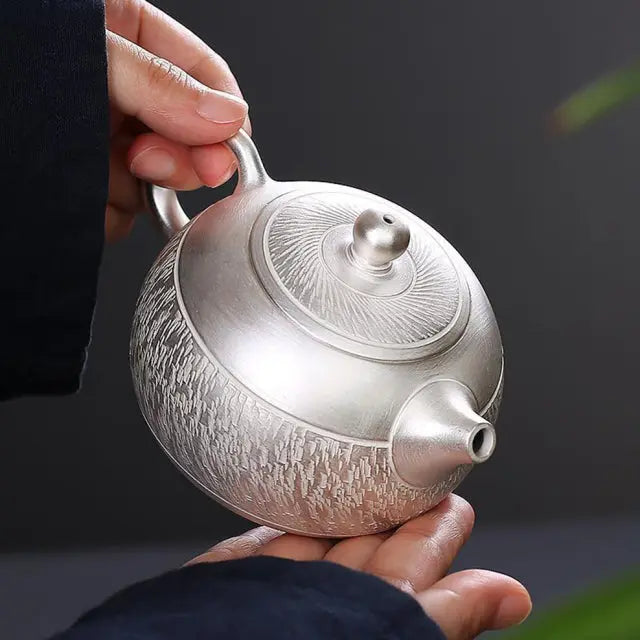 https://yeechop.com/products/gilt-s999-silver-handmade-teapot-set?_pos=1&_sid=0fa3fb2ef&_ss=r&variant=41952582041764