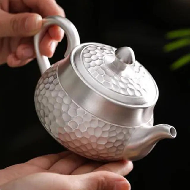 https://yeechop.com/products/gilt-s999-silver-handmade-teapot-set?_pos=1&_sid=0fa3fb2ef&_ss=r&variant=41952582041764