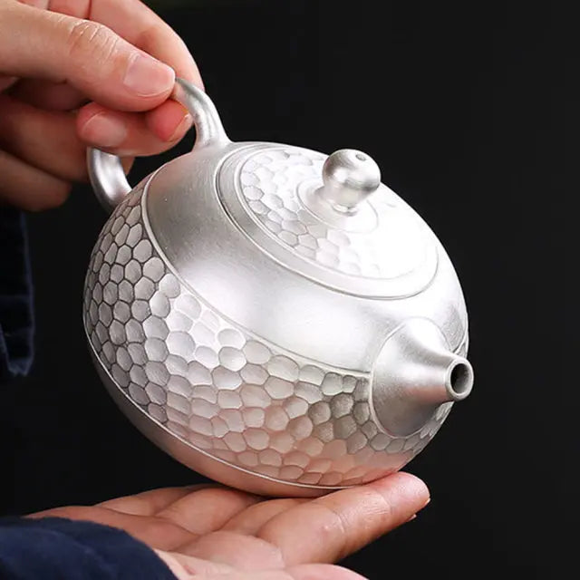 https://yeechop.com/products/gilt-s999-silver-handmade-teapot-set?_pos=1&_sid=0fa3fb2ef&_ss=r&variant=41952582041764