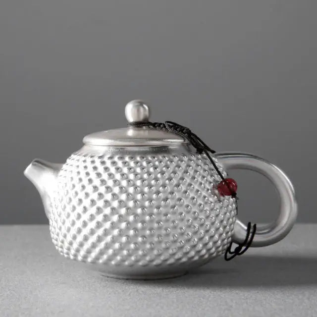 https://yeechop.com/products/gilt-s999-silver-handmade-teapot-set?_pos=1&_sid=0fa3fb2ef&_ss=r&variant=41952582041764