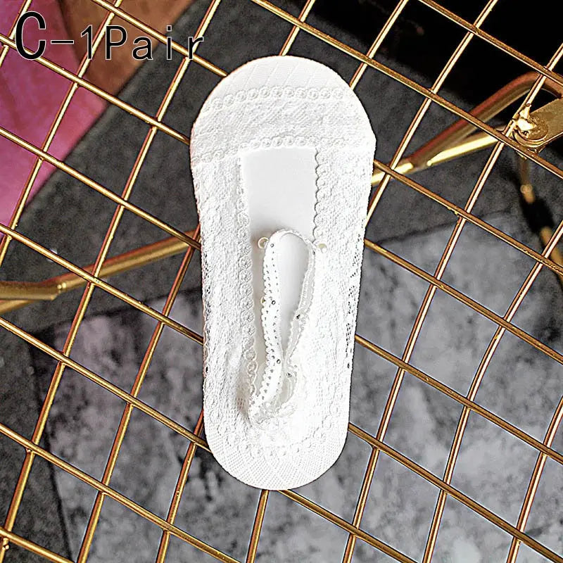 https://yeechop.com/products/hollow-lace-boat-socks-with-pearls-sh5?_pos=1&_sid=8202e7c38&_ss=r&variant=42220521423012