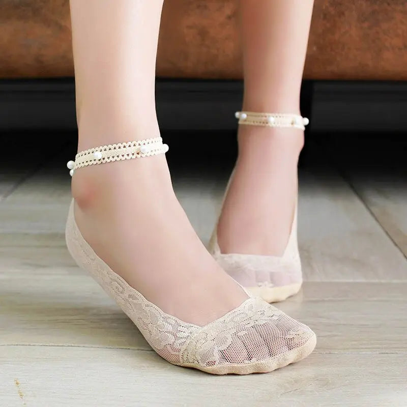 https://yeechop.com/products/hollow-lace-boat-socks-with-pearls-sh5?_pos=1&_sid=8202e7c38&_ss=r&variant=42220521423012