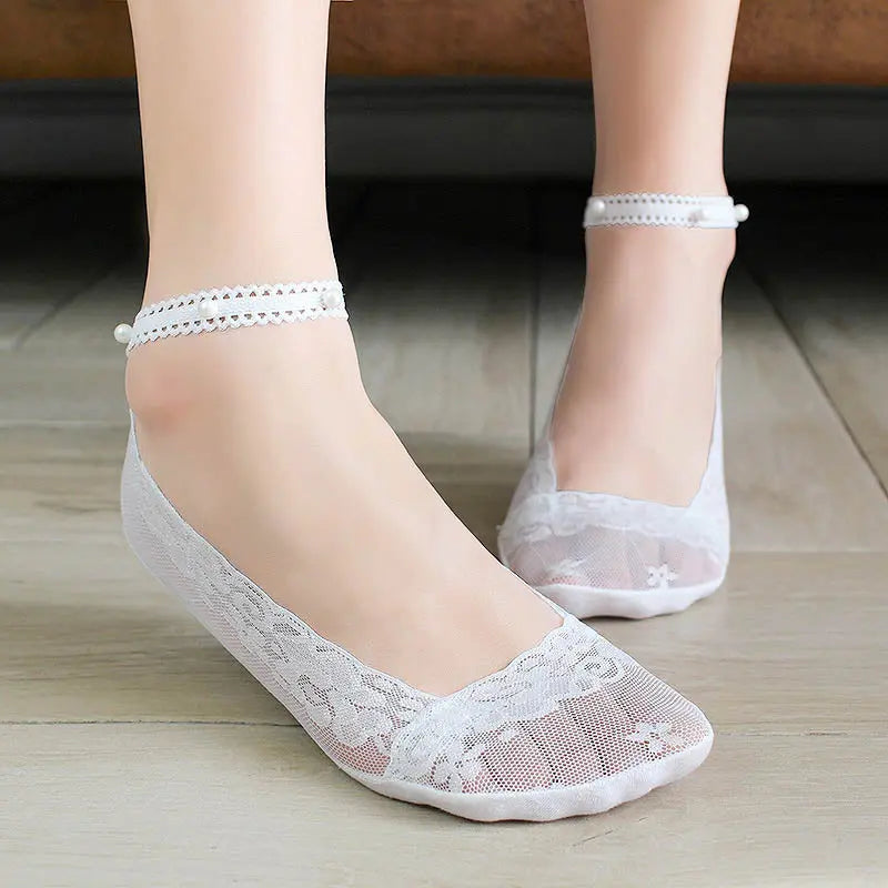 https://yeechop.com/products/hollow-lace-boat-socks-with-pearls-sh5?_pos=1&_sid=8202e7c38&_ss=r&variant=42220521423012