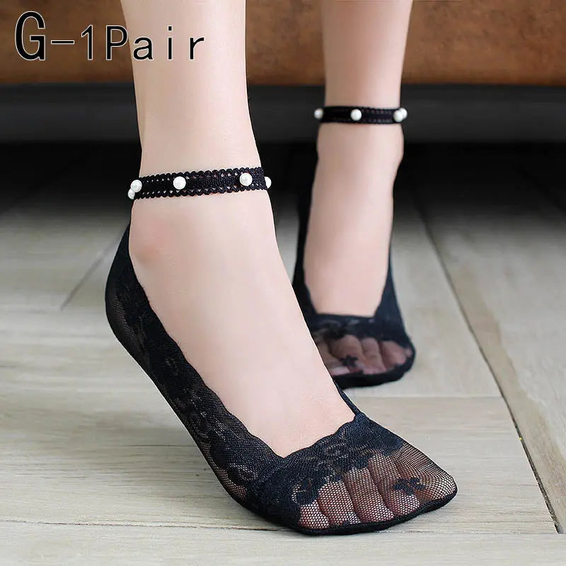 https://yeechop.com/products/hollow-lace-boat-socks-with-pearls-sh5?_pos=1&_sid=8202e7c38&_ss=r&variant=42220521423012