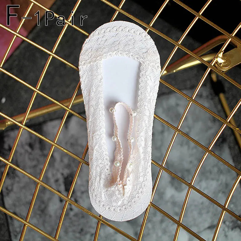 https://yeechop.com/products/hollow-lace-boat-socks-with-pearls-sh5?_pos=1&_sid=8202e7c38&_ss=r&variant=42220521423012