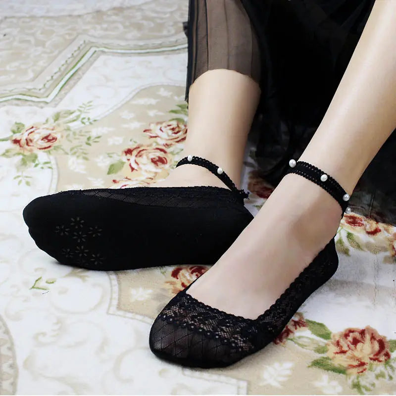 https://yeechop.com/products/hollow-lace-boat-socks-with-pearls-sh5?_pos=1&_sid=8202e7c38&_ss=r&variant=42220521423012