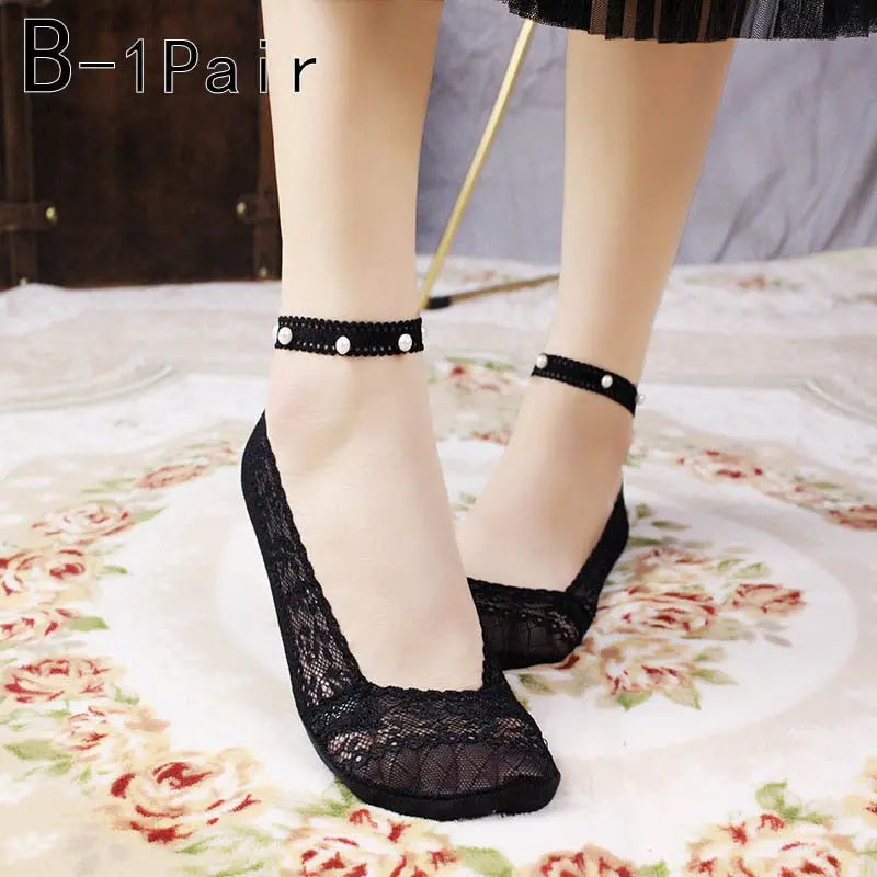 https://yeechop.com/products/hollow-lace-boat-socks-with-pearls-sh5?_pos=1&_sid=8202e7c38&_ss=r&variant=42220521423012