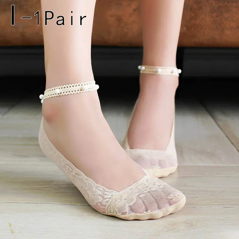 https://yeechop.com/products/hollow-lace-boat-socks-with-pearls-sh5?_pos=1&_sid=8202e7c38&_ss=r&variant=42220521423012